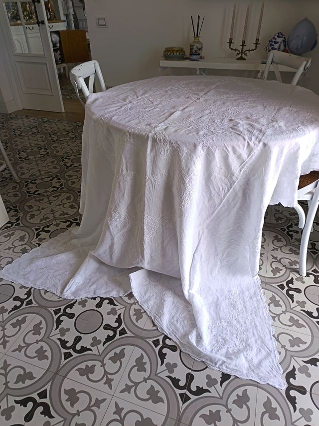 Tovaglia bianca rettangolare in organza di lino.