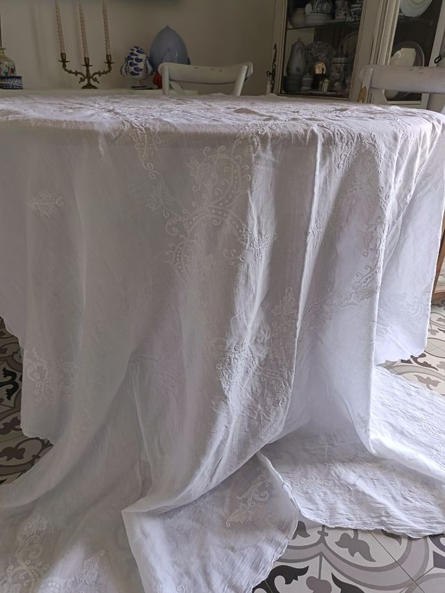 Tovaglia bianca rettangolare in organza di lino.