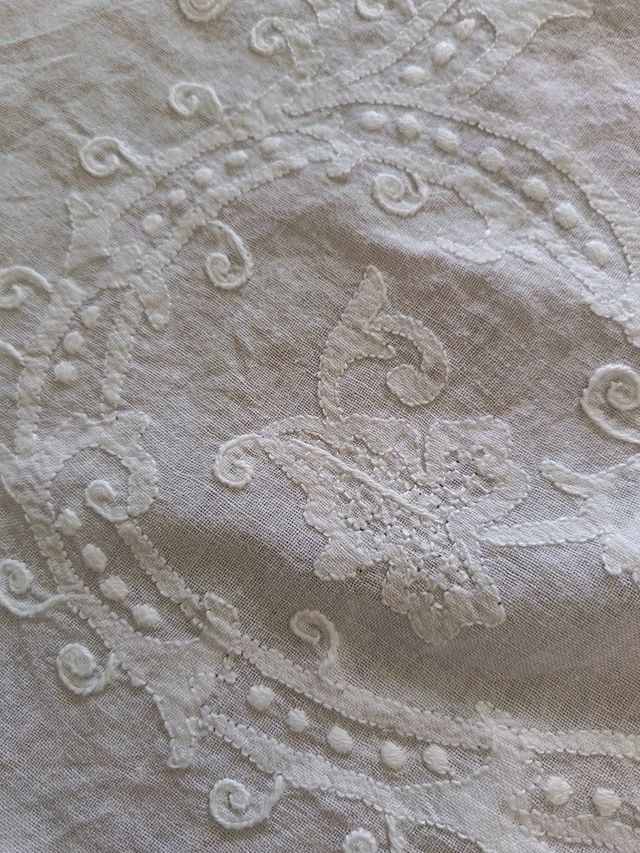 Tovaglia bianca rettangolare in organza di lino.