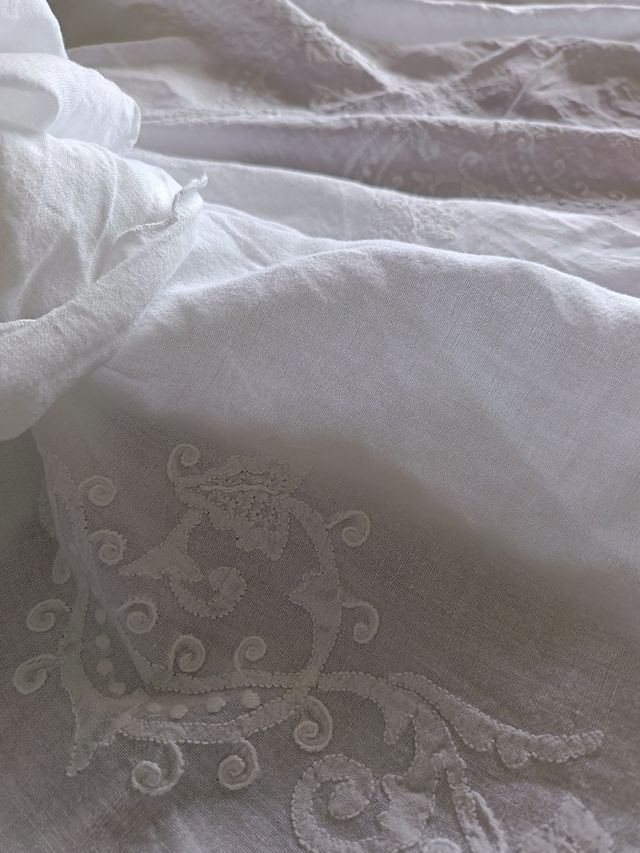 Tovaglia bianca rettangolare in organza di lino.