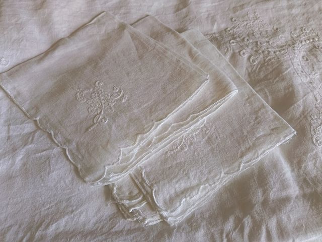 Tovaglia bianca rettangolare in organza di lino.