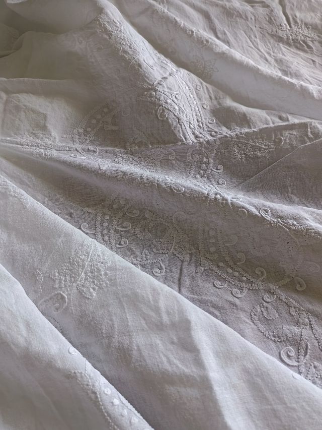 Tovaglia bianca rettangolare in organza di lino.