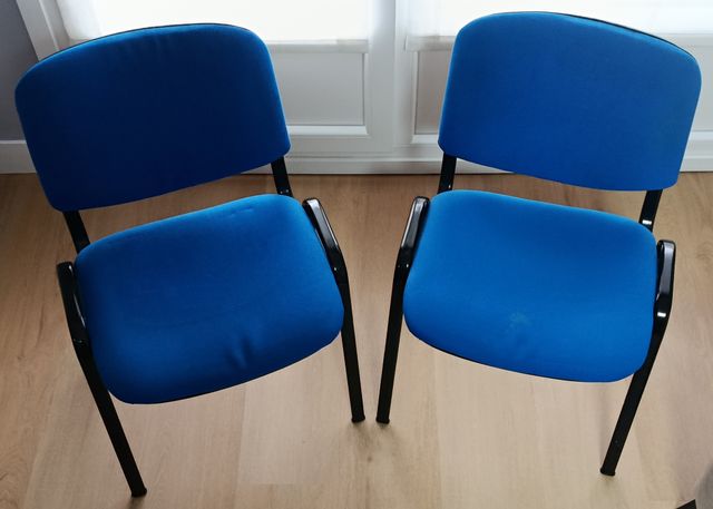 Dos sillas, azul y negro