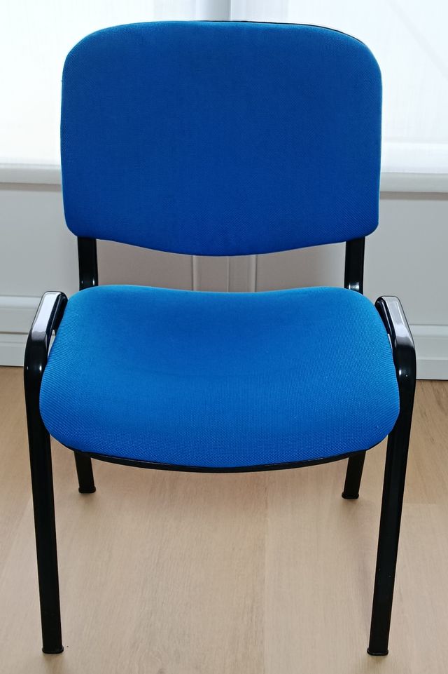 Dos sillas, azul y negro