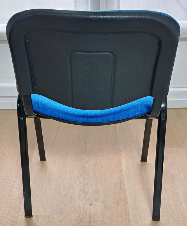 Dos sillas, azul y negro