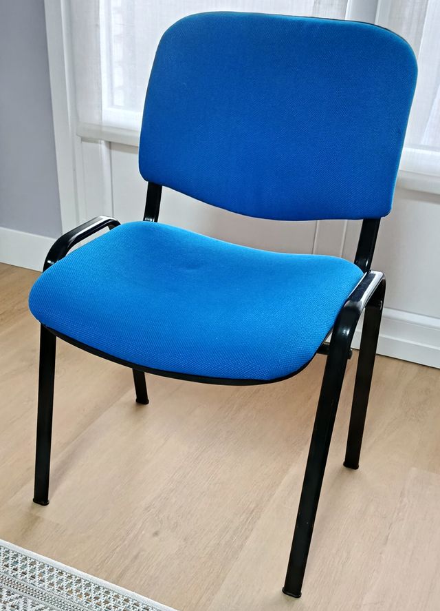 Dos sillas, azul y negro