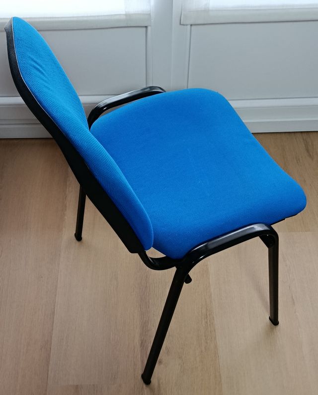 Dos sillas, azul y negro