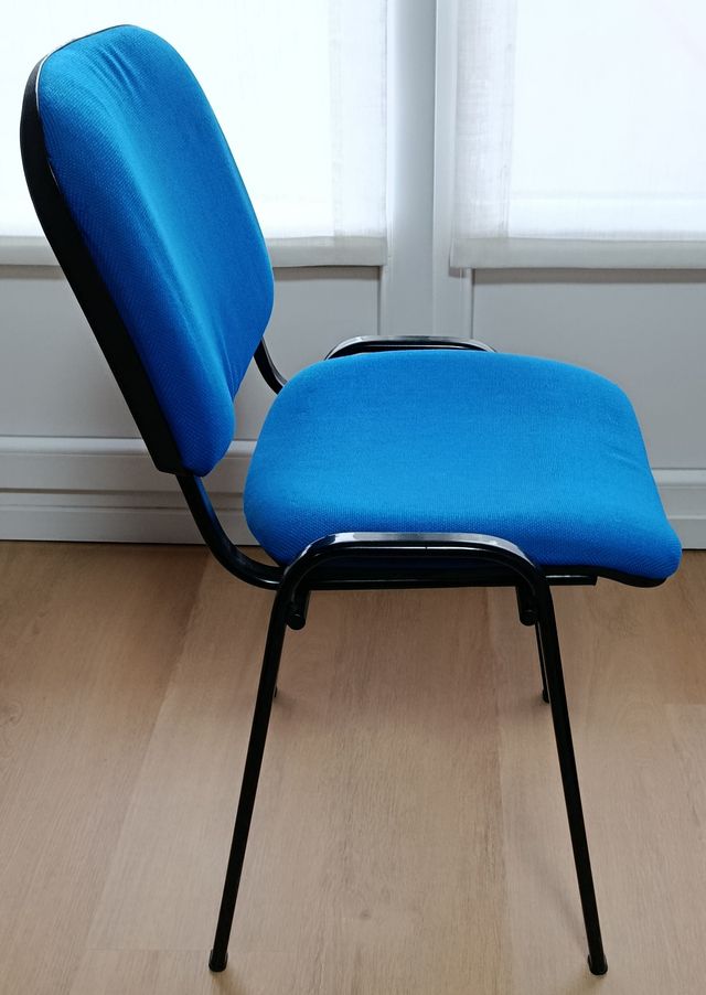 Dos sillas, azul y negro