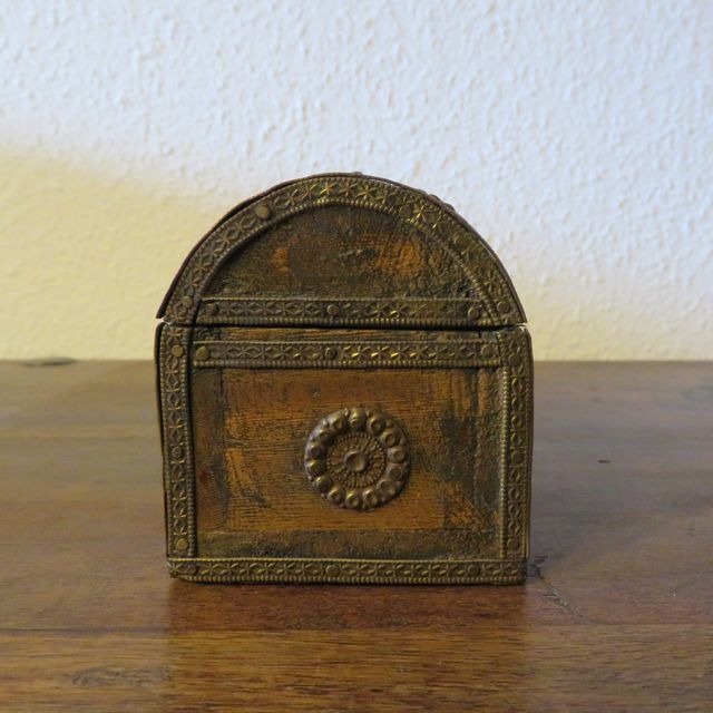 Cajita de madera y metal vintage 10 x 7 x 6.5cm