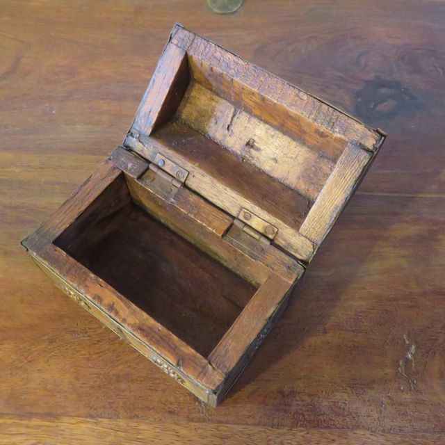 Cajita de madera y metal vintage 10 x 7 x 6.5cm