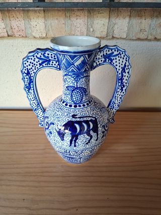 Jarron de cerámica azul y blanca