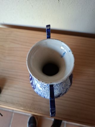 Jarron de cerámica azul y blanca