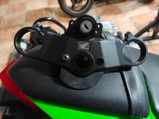 tija superior y amortiguador de direccio  CBR600RR