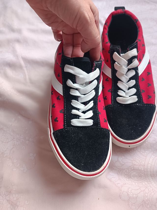 Deportivas Disney Rojas y Negras