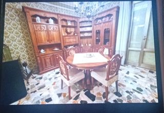 Tavolo e sedie in legno e tessuto
