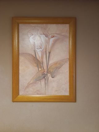 Cuadro de flores en tonos beige y blanco