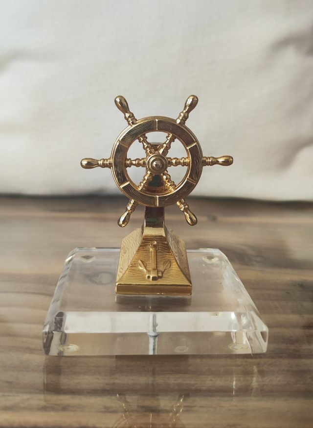 Timón Náutico Dorado Decorativo