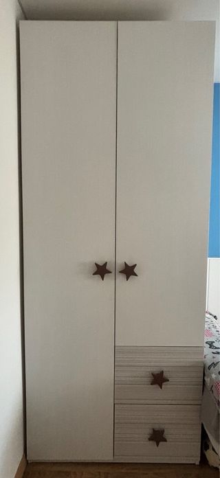 Armario infantil beige con estrellas.
