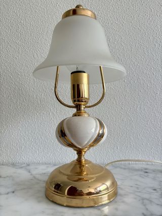 Lámpara dorada con tulipa de cristal