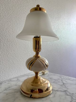Lámpara dorada con tulipa de cristal
