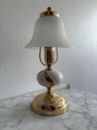 Lámpara dorada con tulipa de cristal