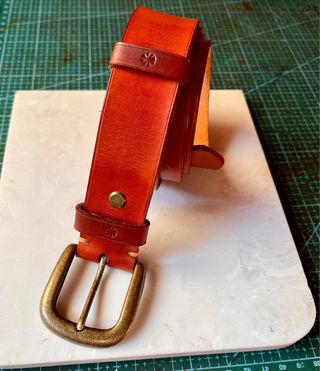 Cinturón de cuero marrón hecho a mano