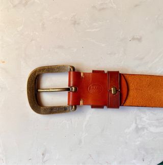 Cinturón de cuero marrón hecho a mano