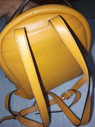 Bolso de cuero amarillo