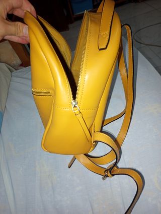 Bolso de cuero amarillo