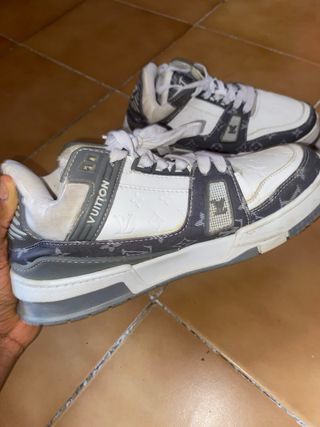 Zapatillas Louis Vuitton grises y blancas