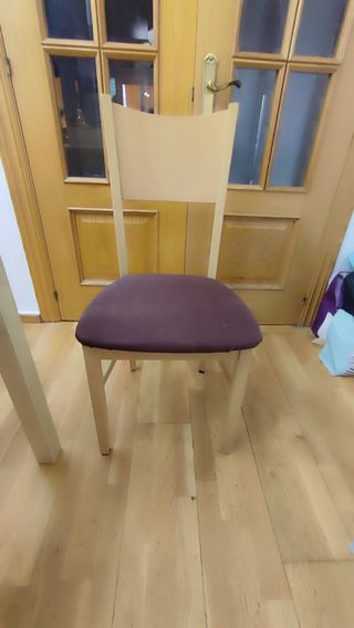 Mesa de comedor y 4 sillas de madera