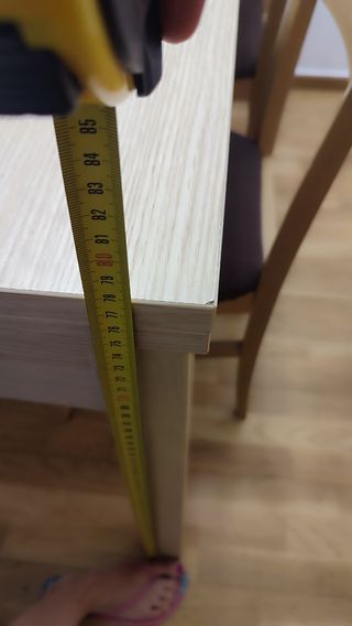 Mesa de comedor y 4 sillas de madera