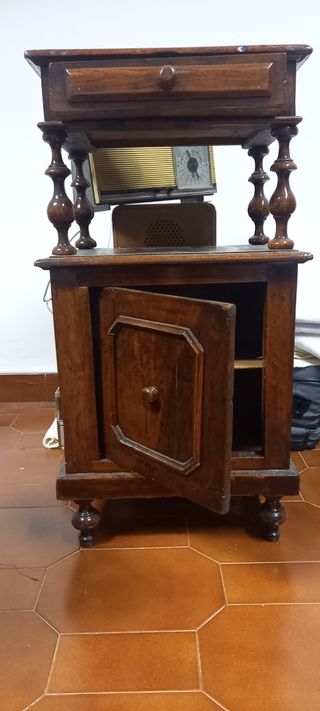 Mobiletto in legno con cassetto e anta