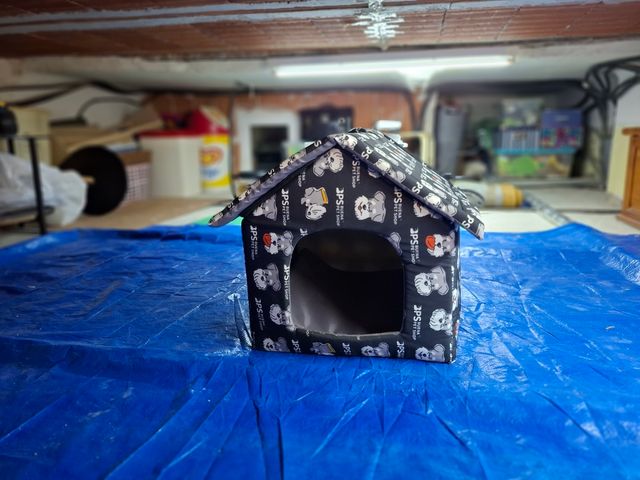 Cuccia imbottita per cani con design a forma di cane