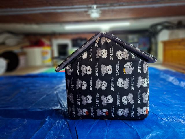 Cuccia imbottita per cani con design a forma di cane