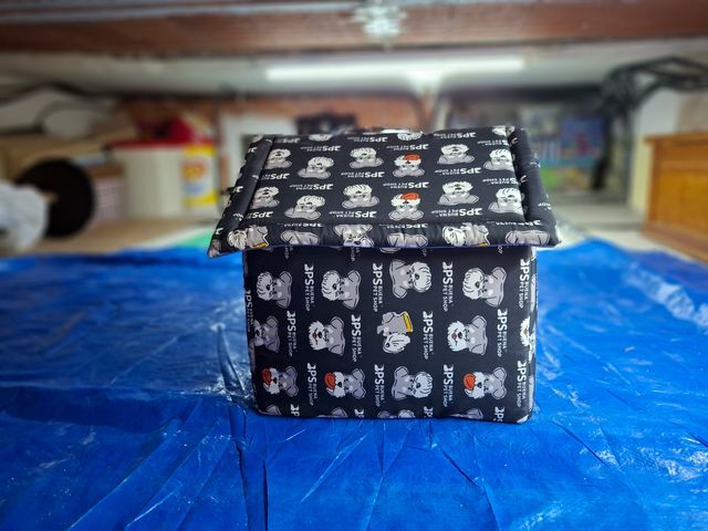 Cuccia imbottita per cani con design a forma di cane