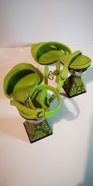 Sandalias Verdes Neón con Tacón Escalonado