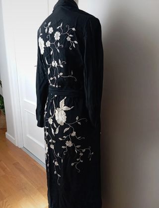 Kimono Seda Bordado Mano Negro  y Blanco