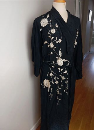Kimono Seda Bordado Mano Negro  y Blanco