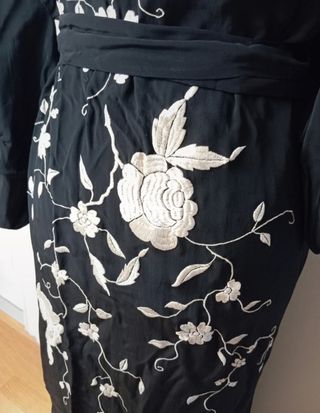 Kimono Seda Bordado Mano Negro  y Blanco