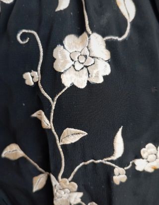 Kimono Seda Bordado Mano Negro  y Blanco