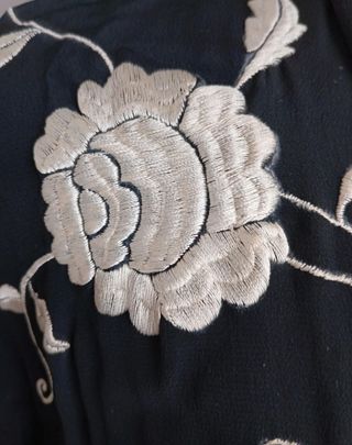 Kimono Seda Bordado Mano Negro  y Blanco