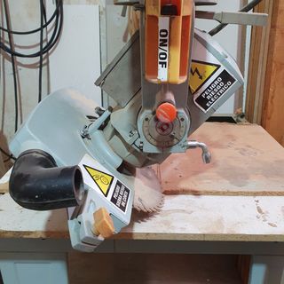 Ingletadora telescópica DeWalt con mesa