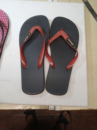 Sandalias Bata Negras y Rojas