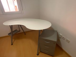 Escritorio con cajonera y silla