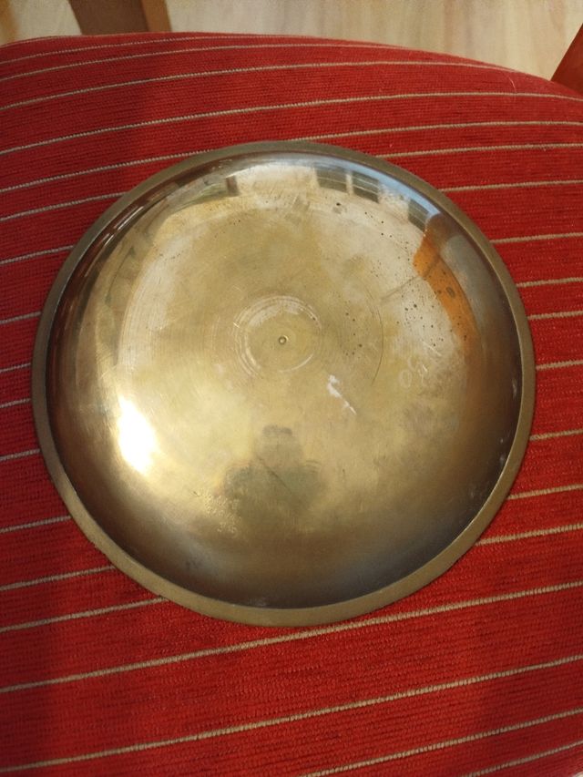 Plato decorativo latón pavos reales, origen India.