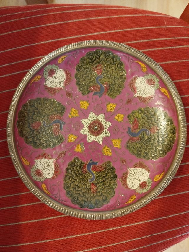 Plato decorativo latón pavos reales, origen India.