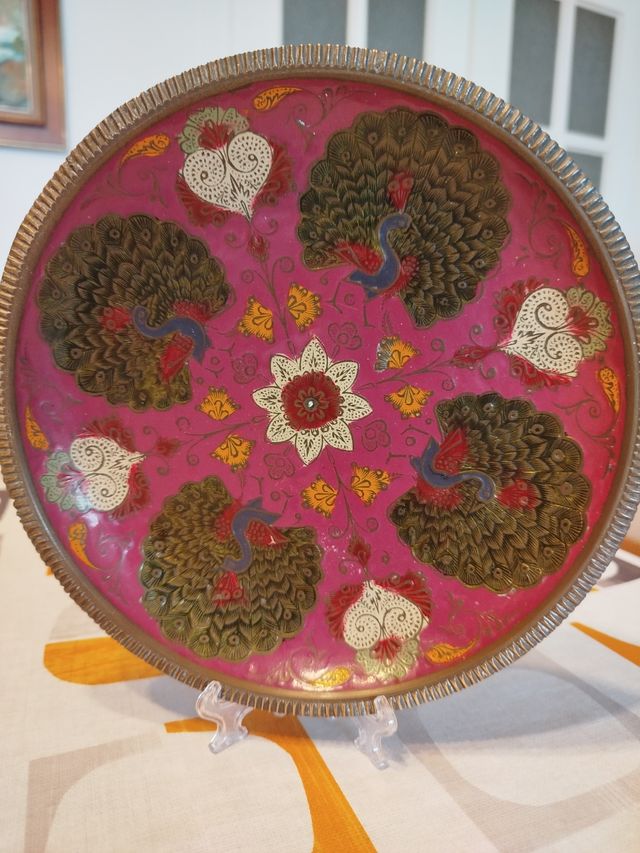 Plato decorativo latón pavos reales, origen India.