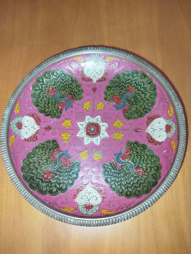 Plato decorativo latón pavos reales, origen India.