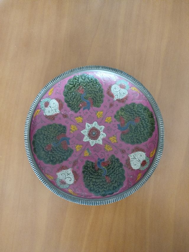 Plato decorativo latón pavos reales, origen India.